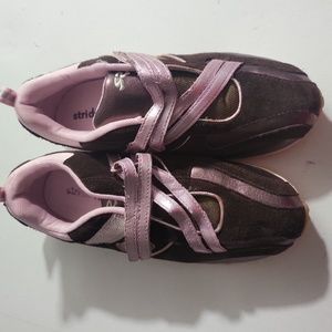 Nwt Stride Rite Talya Girls Leather upper  shoe sz-3 Velcro closure